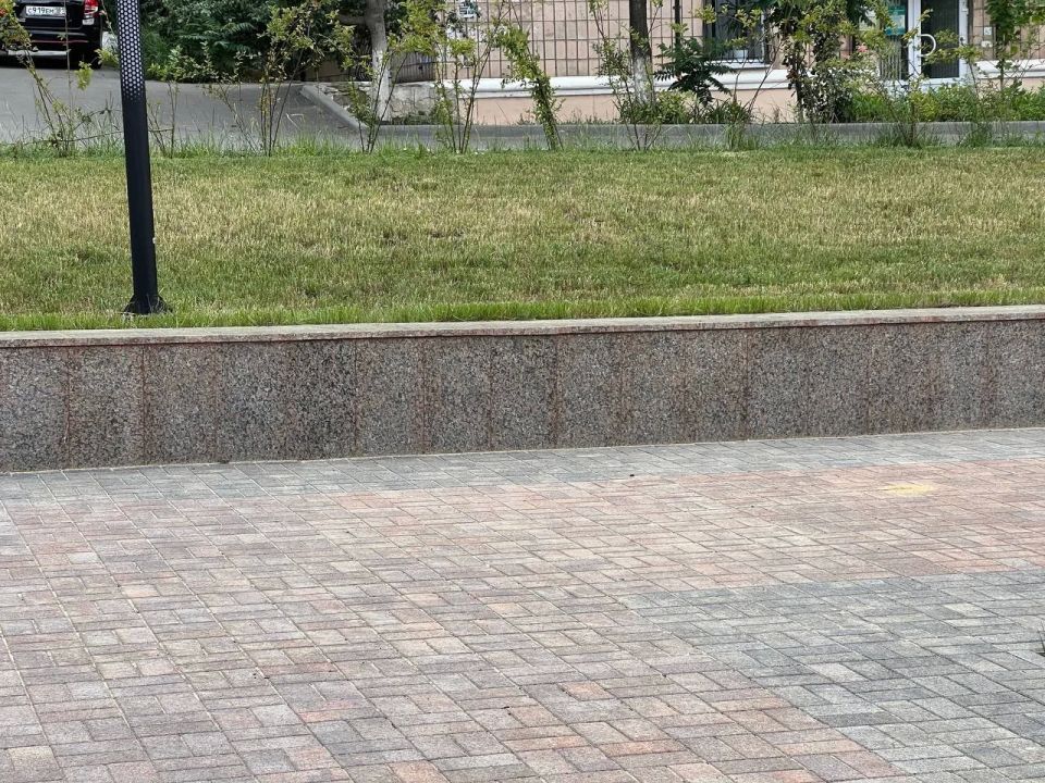 Продолжаем системную работу по благоустройству наших скверов, парков, пешеходных зон и придорожных территорий Продолжаем системную работу по благоустройству наших скверов, парков, пешеходных зон и придорожных территорий