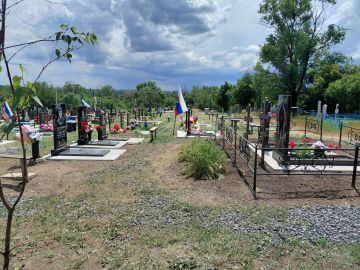 Забота о памяти и родном городе: покос травы на «Аллее Славы»