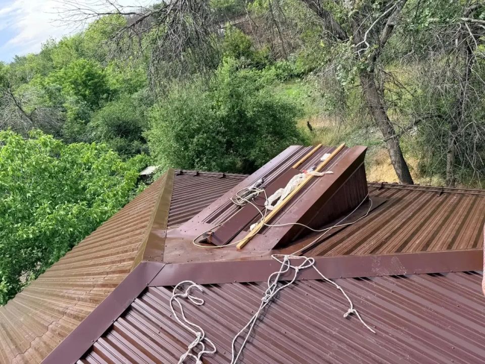 В поселке Новосемейкино завершено восстановление кровли жилого дома, который получил серьезные повреждения в результате попадания беспилотного летательного аппарата ВСУ В поселке Новосемейкино завершено восстановление кровли жилого дома, который получил серьезные повреждения в результате попадания беспилотного летательного аппарата ВСУ