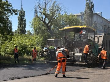 В Кировске приступили к укладке асфальта на улице Циолковского
