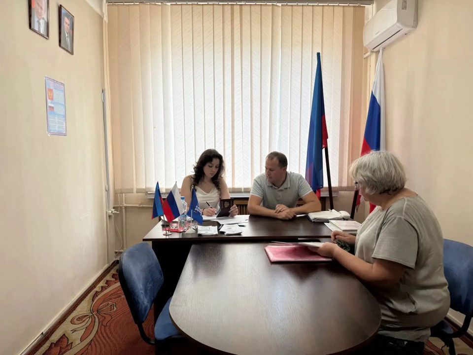 16 июня ведущие специалисты Государственного казенного учреждения Луганской Народной Республики «Государственное юридическое бюро Луганской Народной Республики» Анастасия Пантелеева и Виталий Калачёв провели выездной прием... 16 июня ведущие специалисты Государственного казенного учреждения Луганской Народной Республики «Государственное юридическое бюро Луганской Народной Республики» Анастасия Пантелеева и Виталий Калачёв провели выездной прием...