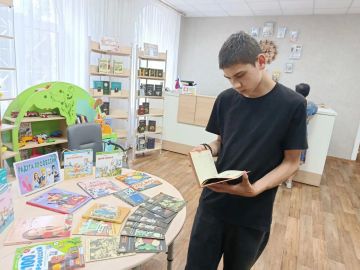 17 июня в Галактике Чтения Краснолучской центральной городской библиотеки им. Н.К. Крупской состоялась встреча с юными читателями у книжной выставки «Радуга профессий»