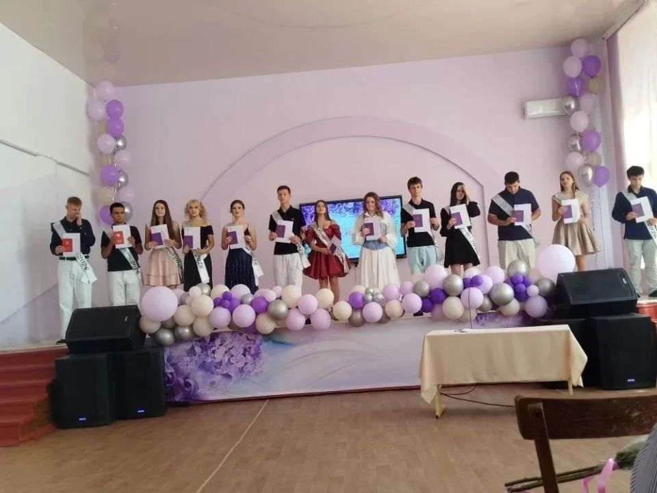 Торжественное вручение аттестатов в Ровеньковских школах: важный шаг во взрослую жизнь Торжественное вручение аттестатов в Ровеньковских школах: важный шаг во взрослую жизнь