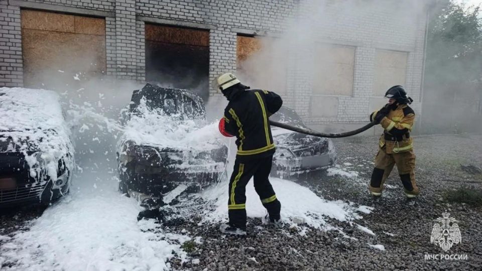 В Северодонецке спасатели отбили от огня 10 машин после атаки дрона ВСУ В Северодонецке спасатели отбили от огня 10 машин после атаки дрона ВСУ