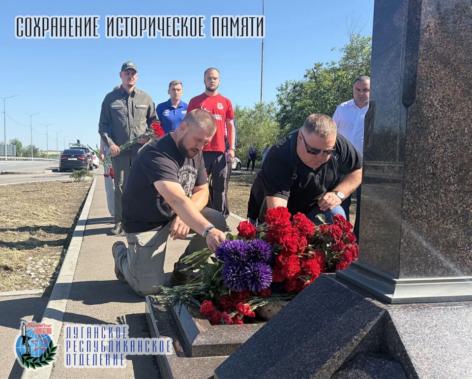 17 июня представители Луганского республиканского отделения Всероссийской общественной организации ветеранов «БОЕВОЕ БРАТСТВО» возложили цветы к памятному кресту, установленному в память о журналистах ВГТРК Игоре Корнелюке и... 17 июня представители Луганского республиканского отделения Всероссийской общественной организации ветеранов «БОЕВОЕ БРАТСТВО» возложили цветы к памятному кресту, установленному в память о журналистах ВГТРК Игоре Корнелюке и...