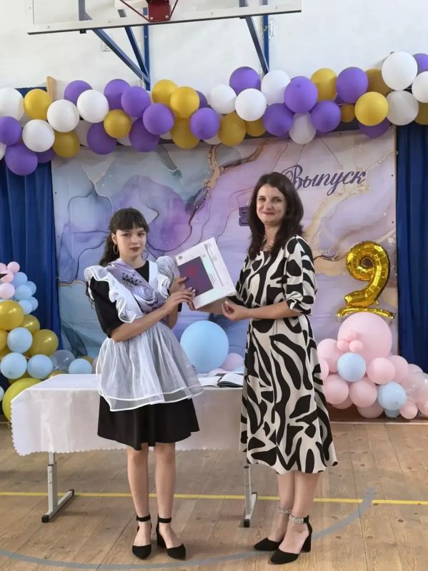 Торжественное вручение аттестатов в Ровеньковских школах: важный шаг во взрослую жизнь Торжественное вручение аттестатов в Ровеньковских школах: важный шаг во взрослую жизнь