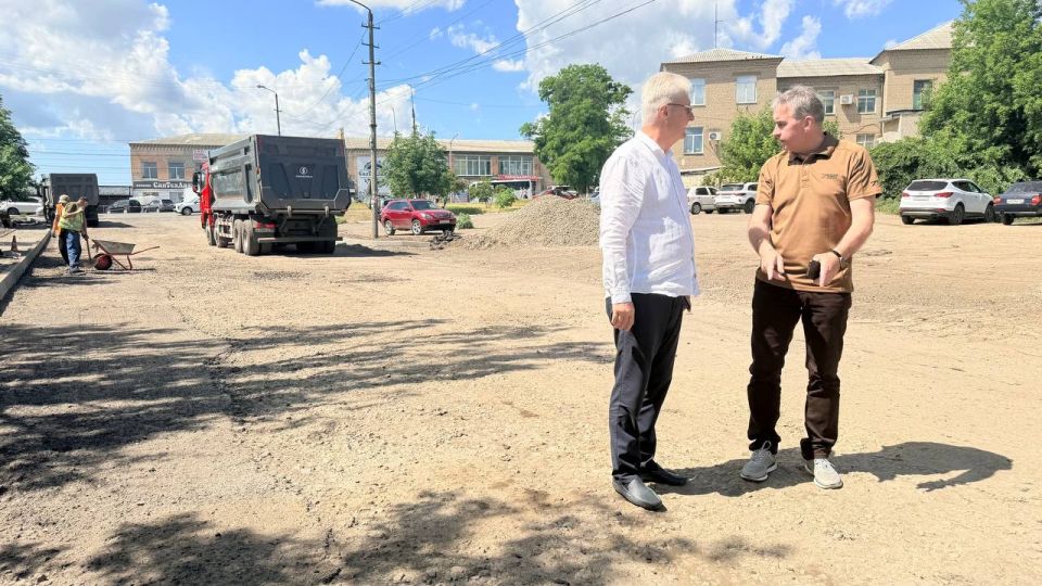 Сергей Козенко: Сегодня выехал на улицу Дзержинского в Краснодоне, чтобы проконтролировать ход укладки асфальта Сергей Козенко: Сегодня выехал на улицу Дзержинского в Краснодоне, чтобы проконтролировать ход укладки асфальта