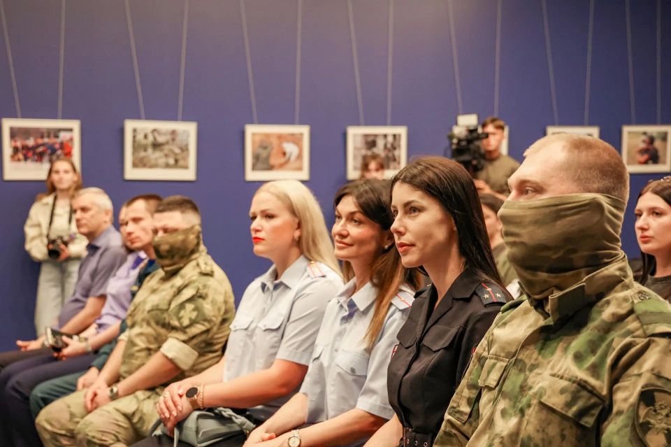 В Луганске открылась фотовыставка «Взаимодействие-2026», посвящённая совместной работе ведомств, стоящих на страже безопасности региона В Луганске открылась фотовыставка «Взаимодействие-2026», посвящённая совместной работе ведомств, стоящих на страже безопасности региона