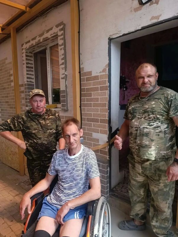 Не словом, а делом: член Общественной палаты ЛНР Андрей Колесниченко с казаками оказали адресную помощь ветерану СВО Не словом, а делом: член Общественной палаты ЛНР Андрей Колесниченко с казаками оказали адресную помощь ветерану СВО