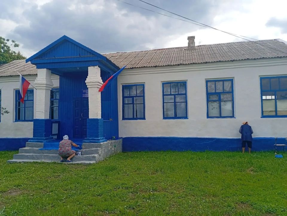 В Платоновском сельском клубе прошел трудовой десант — субботник с побелкой и покраской! В Платоновском сельском клубе прошел трудовой десант — субботник с побелкой и покраской!
