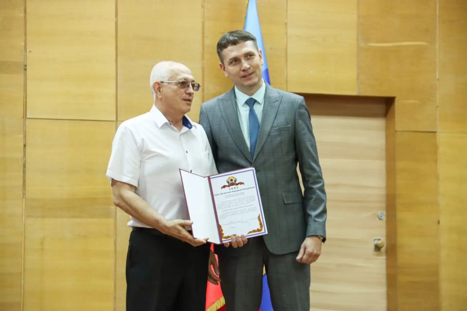 Представители властей ЛНР вручили награды медицинским работникам накануне их профессионального праздника Представители властей ЛНР вручили награды медицинским работникам накануне их профессионального праздника