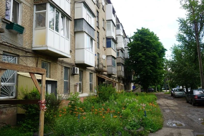 Строители из Красноярского края продолжают ремонт шатровой кровли на ул. Зои Космодемьянской в Свердловске