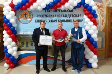 Денис Колесников и Василий Леонов вручили награды работникам здравоохранения