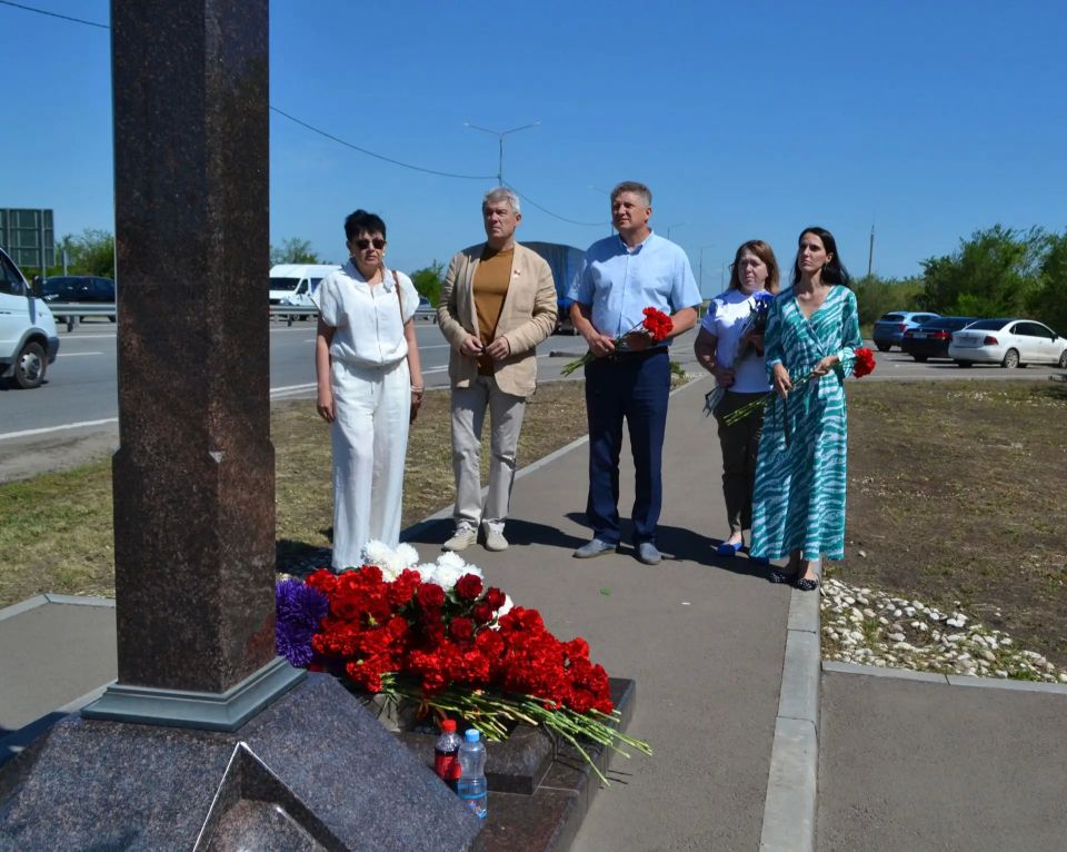 Сегодня депутаты Совета городского округа город Луганск возложили цветы в поселке Металлист у места гибели журналистов ВГТРК Игоря Корнелюка и Антона Волошина Сегодня депутаты Совета городского округа город Луганск возложили цветы в поселке Металлист у места гибели журналистов ВГТРК Игоря Корнелюка и Антона Волошина