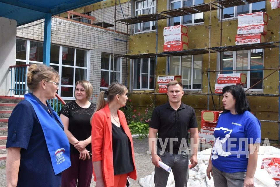 Представители «Единой России» оценили ход ремонтных работ в Новопсковской средней школе Представители «Единой России» оценили ход ремонтных работ в Новопсковской средней школе