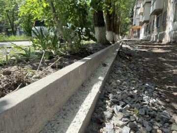 В Молодогвардейске продолжаются работы по обновлению пешеходной зоны на левой стороне улицы Ленина