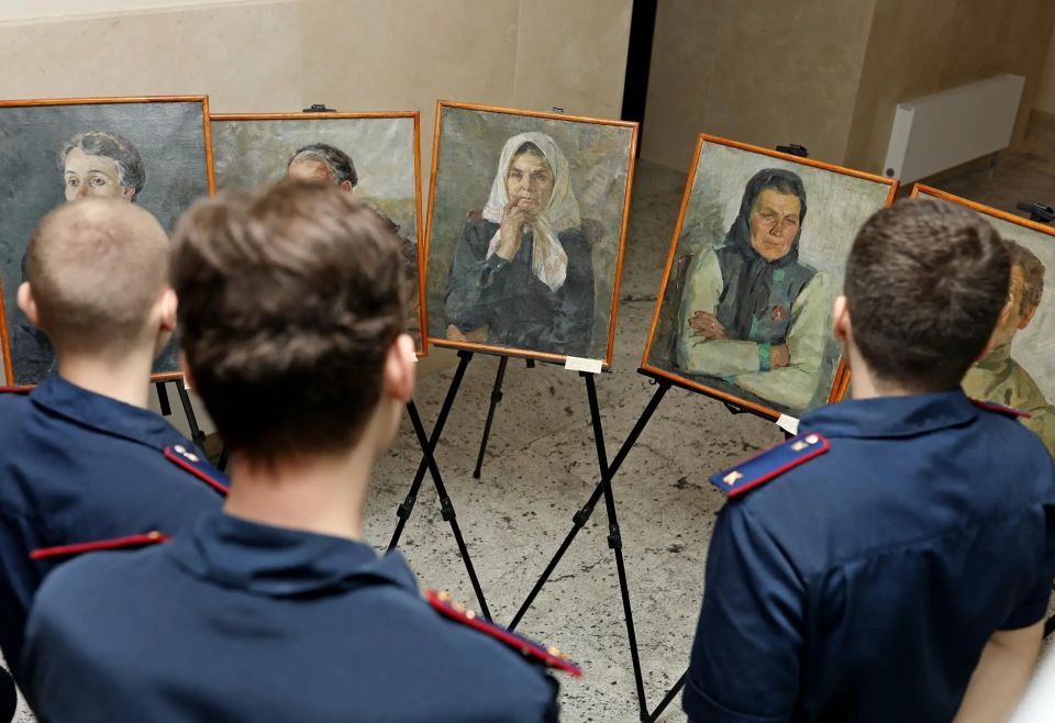 В Москве, в здании Следственного комитета Российской Федерации, состоялось торжественное открытие выставки «Верности клятве вашей – бессмертие», посвящённой истории краснодонских подпольщиков В Москве, в здании Следственного комитета Российской Федерации, состоялось торжественное открытие выставки «Верности клятве вашей – бессмертие», посвящённой истории краснодонских подпольщиков