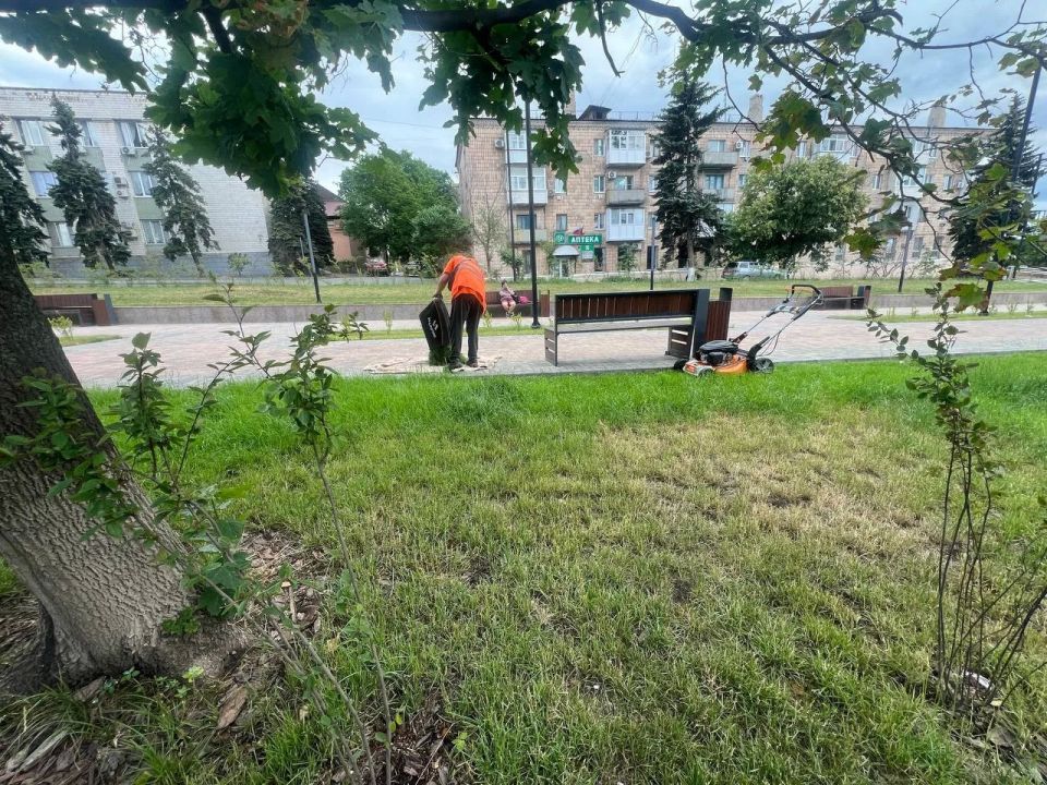 Продолжаем системную работу по благоустройству наших скверов, парков, пешеходных зон и придорожных территорий Продолжаем системную работу по благоустройству наших скверов, парков, пешеходных зон и придорожных территорий