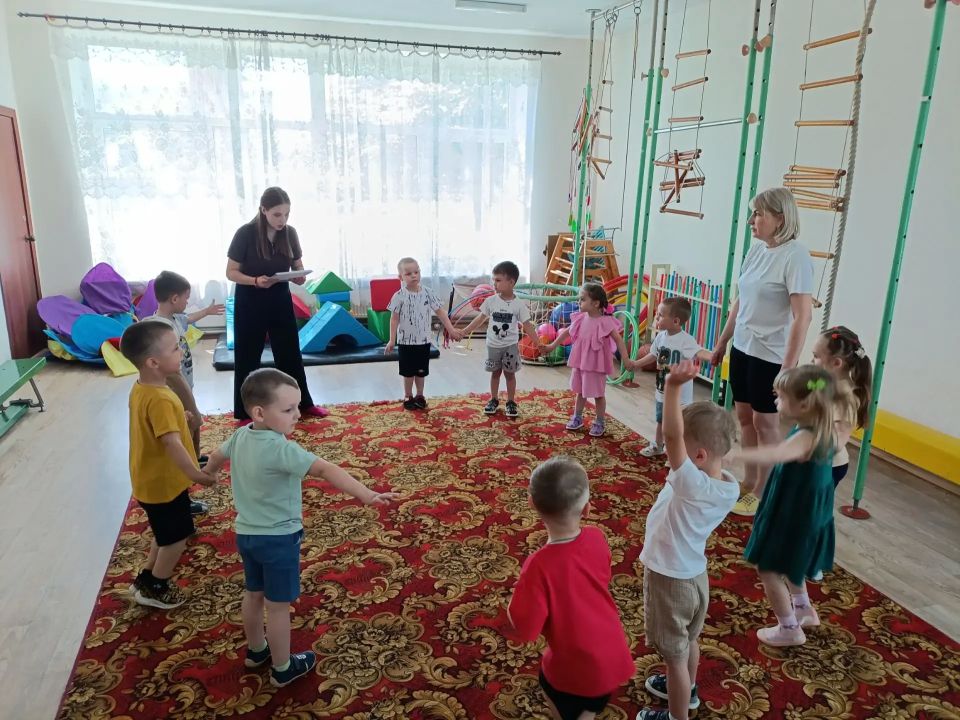 Праздник детства и единства организовали сотрудники Славяносербского центра культуры Праздник детства и единства организовали сотрудники Славяносербского центра культуры