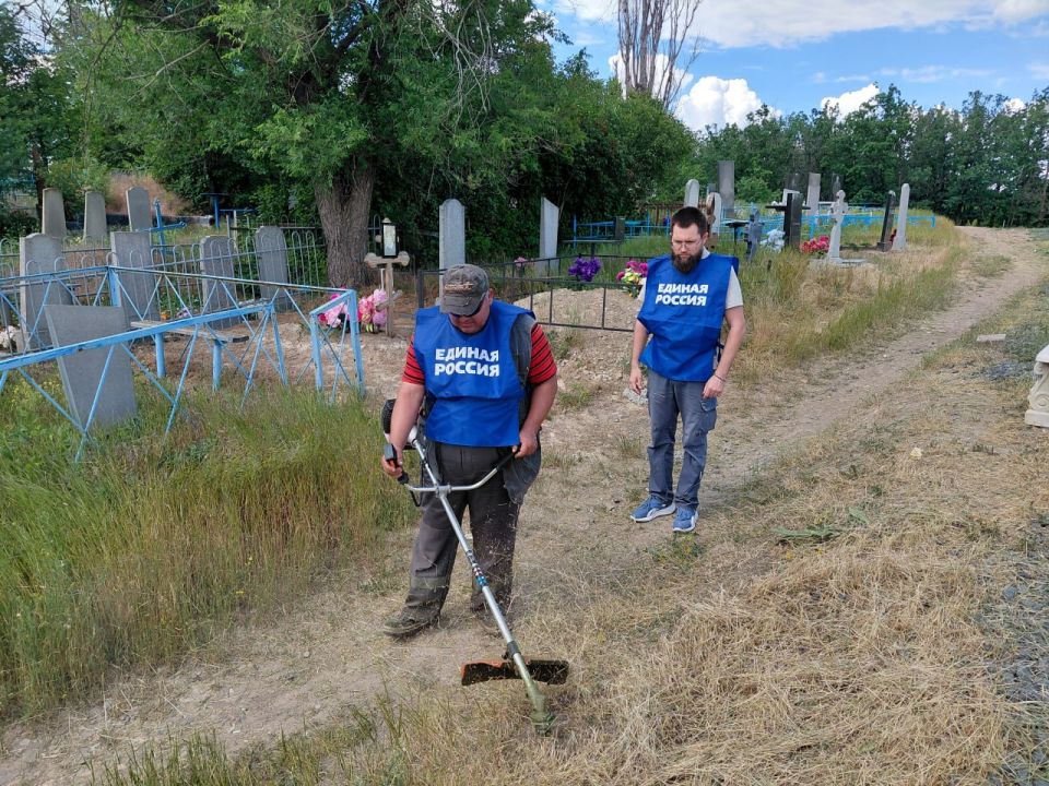 Забота о памяти и родном городе: покос травы на «Аллее Славы» Забота о памяти и родном городе: покос травы на «Аллее Славы»