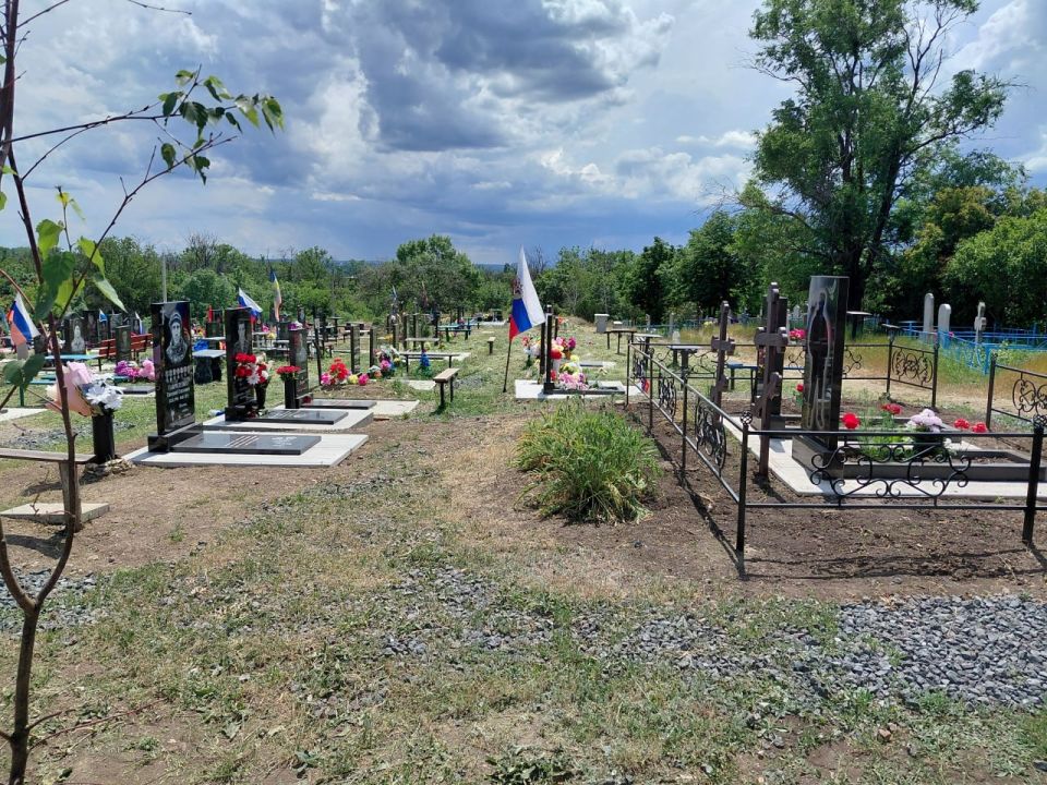 Забота о памяти и родном городе: покос травы на «Аллее Славы»