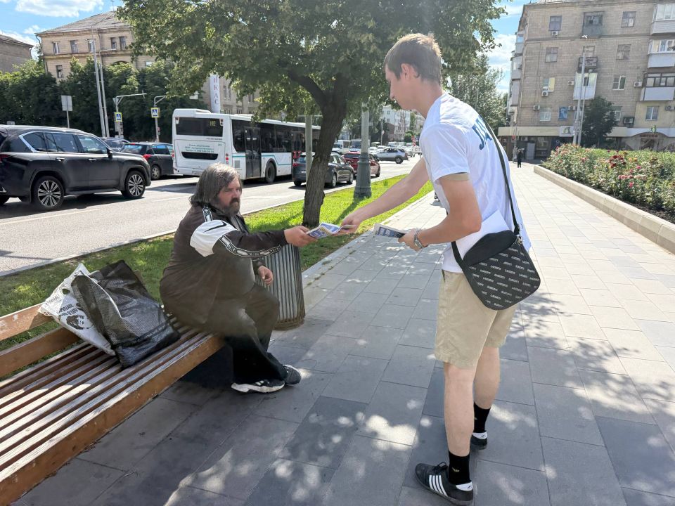 Активисты Молодежной организации ЛДПР ЛНР вновь встретились с жителями города, чтобы пообщаться и вручить им свежий выпуск партийной газеты Активисты Молодежной организации ЛДПР ЛНР вновь встретились с жителями города, чтобы пообщаться и вручить им свежий выпуск партийной газеты