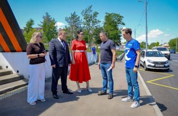 Московские дорожники завершили ремонт 2,2 км улицы Фрунзе в Луганске, где обустроили тротуары, пешеходные переходы и организовали двухстороннее движение