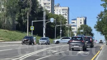В Луганске возле театра Кукол произошло ДТП