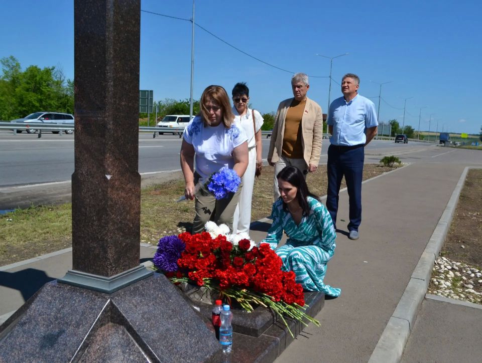 Сегодня депутаты Совета городского округа город Луганск возложили цветы в поселке Металлист у места гибели журналистов ВГТРК Игоря Корнелюка и Антона Волошина Сегодня депутаты Совета городского округа город Луганск возложили цветы в поселке Металлист у места гибели журналистов ВГТРК Игоря Корнелюка и Антона Волошина
