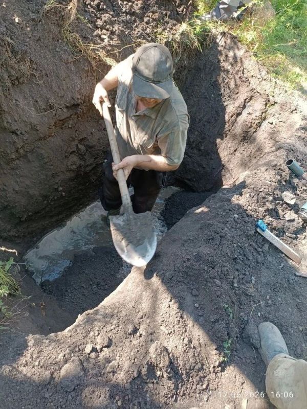 В Красном Луче продолжаются работы по благоустройству и обслуживанию сетей В Красном Луче продолжаются работы по благоустройству и обслуживанию сетей