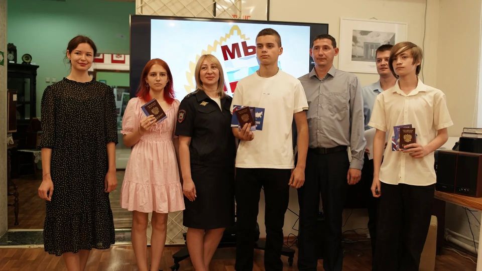 Торжественное вручение паспортов РФ в Ровеньках! Торжественное вручение паспортов РФ в Ровеньках!