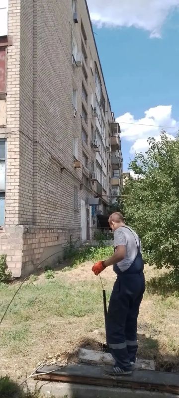 В Красном Луче продолжаются работы по благоустройству и обслуживанию сетей В Красном Луче продолжаются работы по благоустройству и обслуживанию сетей