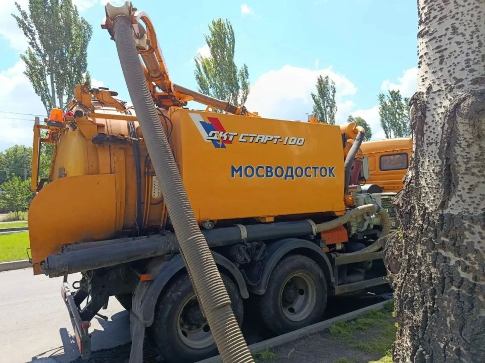 На улице Будённого в Луганске чистят ливневую канализацию На улице Будённого в Луганске чистят ливневую канализацию