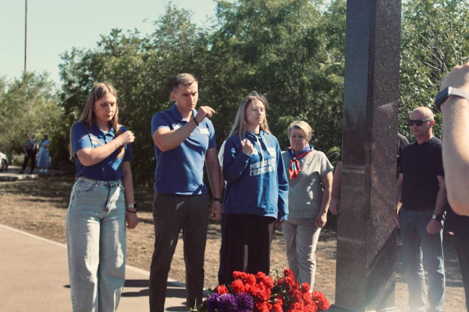 Молодогвардейцы ЛНР почтили память погибших журналистов ВГТРК Антона Волошина и Игоря Корнелюка