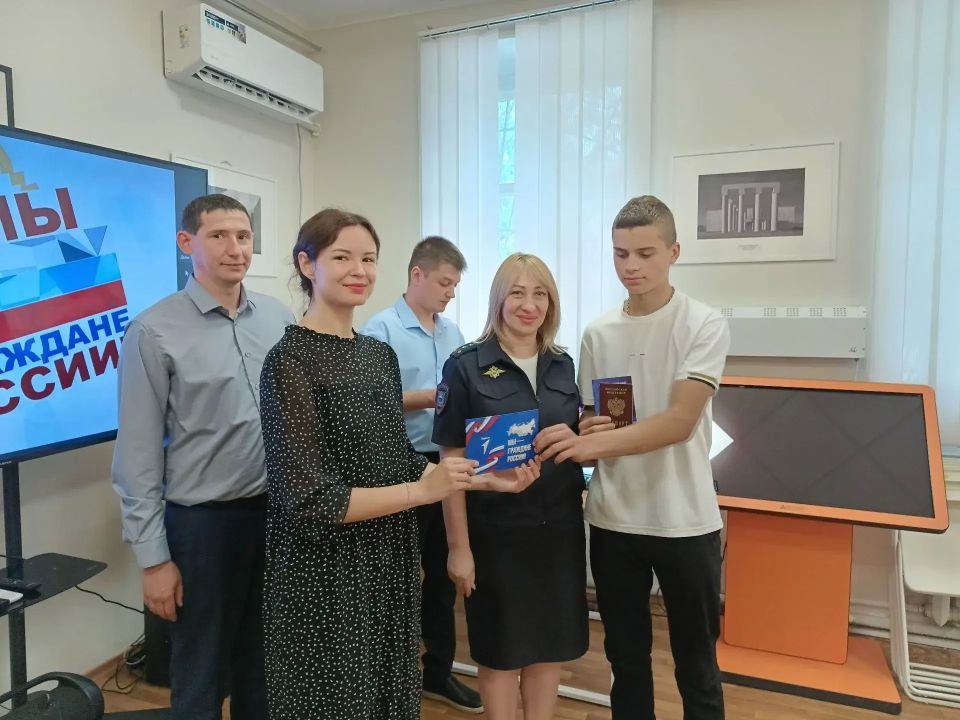 Торжественное вручение паспортов РФ в Ровеньках! Торжественное вручение паспортов РФ в Ровеньках!