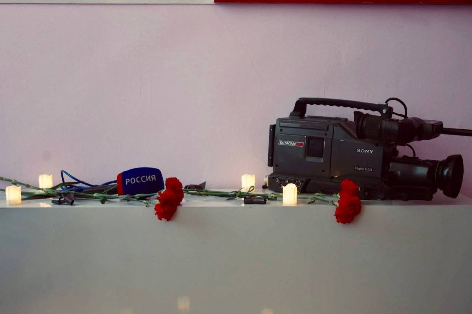 Молодогвардейцы ЛНР почтили память погибших журналистов ВГТРК Антона Волошина и Игоря Корнелюка Молодогвардейцы ЛНР почтили память погибших журналистов ВГТРК Антона Волошина и Игоря Корнелюка