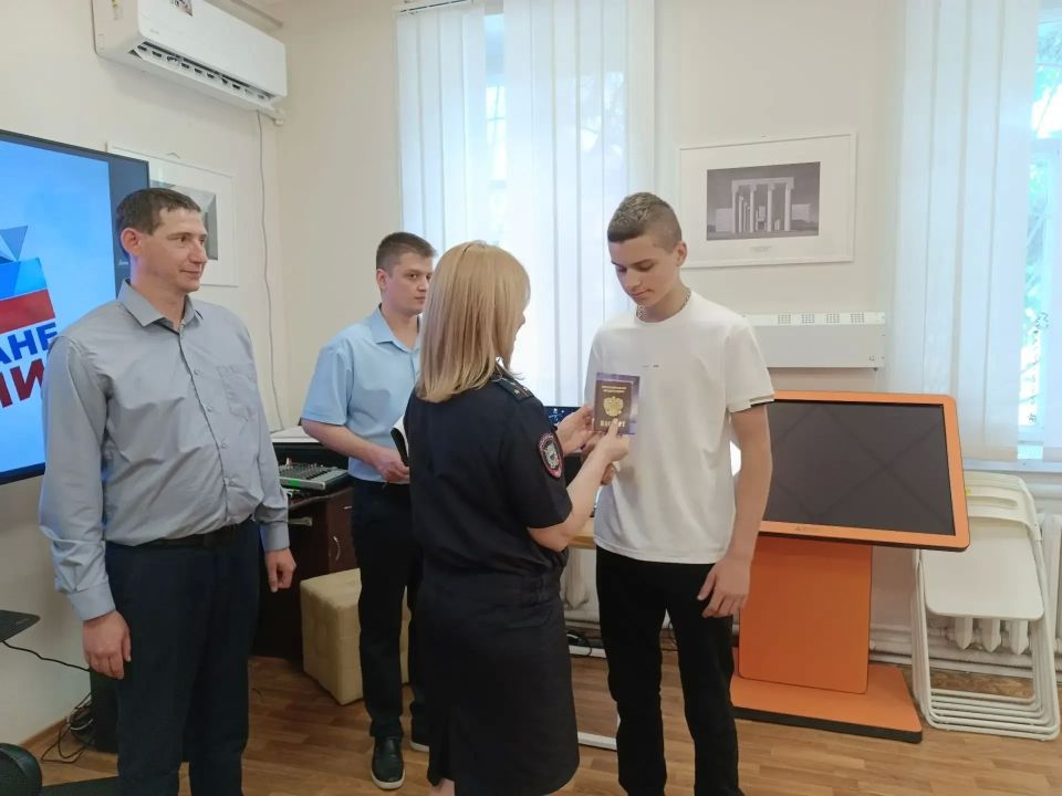 Торжественное вручение паспортов РФ в Ровеньках! Торжественное вручение паспортов РФ в Ровеньках!