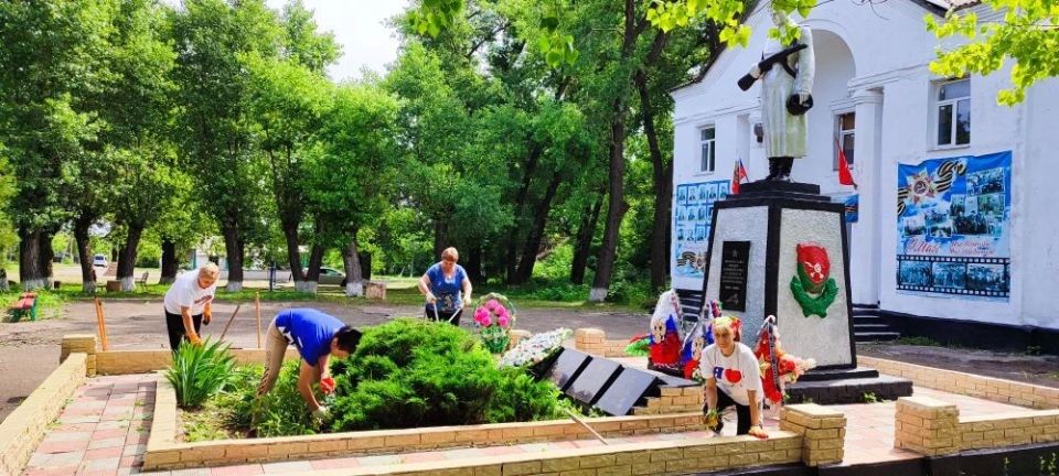 18 июня в пгт Центральный прошел субботник 18 июня в пгт Центральный прошел субботник
