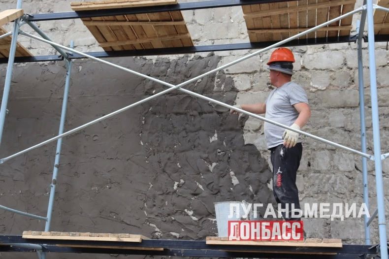 Благодаря Красноярскому краю в Свердловской средней школе №3 продолжается капитальный ремонт спортивного зала Благодаря Красноярскому краю в Свердловской средней школе №3 продолжается капитальный ремонт спортивного зала