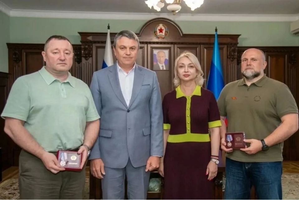 В преддверии Дня медицинского работника в ЛНР наградили врачей