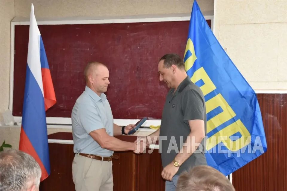 Участники СВО из Кировска получили памятные медали ЛДПР Участники СВО из Кировска получили памятные медали ЛДПР