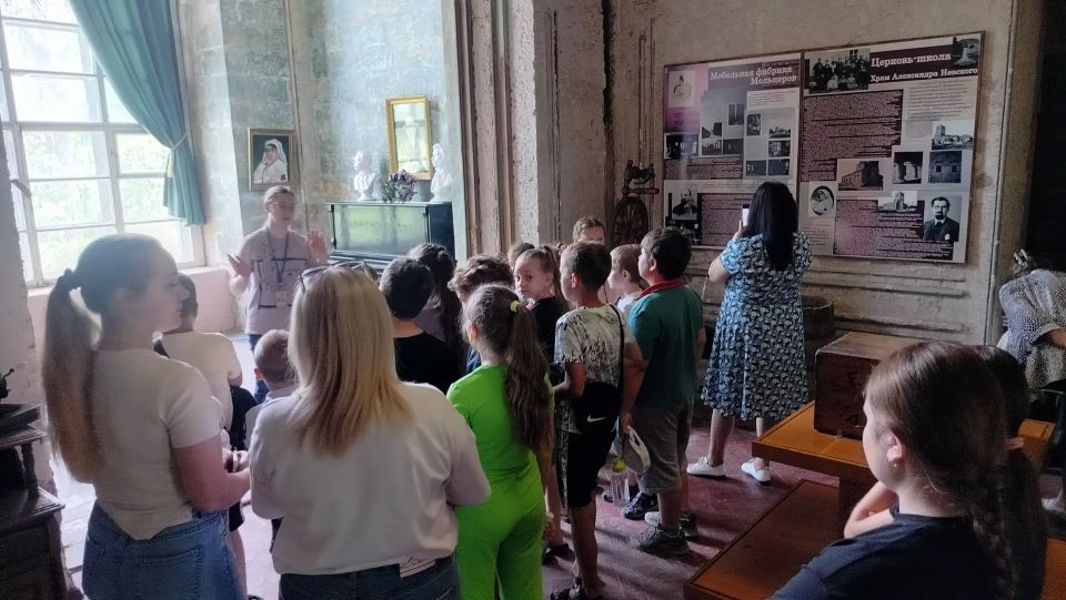 18 июня Музейно-туристический комплекс «Парк и усадьба казимира Мсциховского» посетили гости из Артёмовской средней школы № 8, где познакомились с историей жизни промышленника и инженера Казимира Мсциховского 18 июня Музейно-туристический комплекс «Парк и усадьба казимира Мсциховского» посетили гости из Артёмовской средней школы № 8, где познакомились с историей жизни промышленника и инженера Казимира Мсциховского
