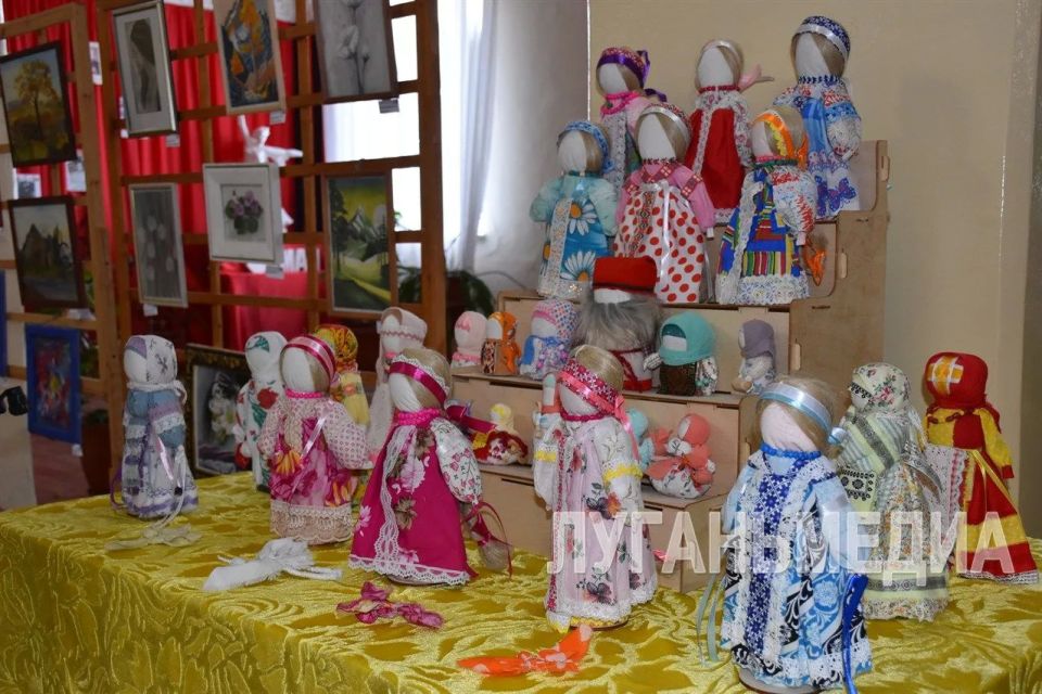 В Кировском городском Дворце культуры состоялась выставка кукол-оберегов «Красота национального костюма» В Кировском городском Дворце культуры состоялась выставка кукол-оберегов «Красота национального костюма»