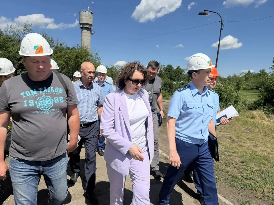 И.о. прокурора Луганской Народной Республики Валерий Кузьмин совместно с министром труда и социальной политики ЛНР Еленой Макаренко провел выездной личный прием в Антрацитовском доме-интернате для пожилых людей и инвалидов И.о. прокурора Луганской Народной Республики Валерий Кузьмин совместно с министром труда и социальной политики ЛНР Еленой Макаренко провел выездной личный прием в Антрацитовском доме-интернате для пожилых людей и инвалидов