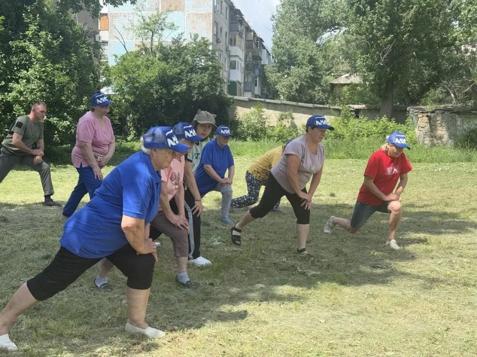 В рамках спортивного марафона «Сила России», инициированного сторонниками партии «Единая Россия», в Антраците состоялась оздоровительная зарядка для студентов университета третьего возраста В рамках спортивного марафона «Сила России», инициированного сторонниками партии «Единая Россия», в Антраците состоялась оздоровительная зарядка для студентов университета третьего возраста