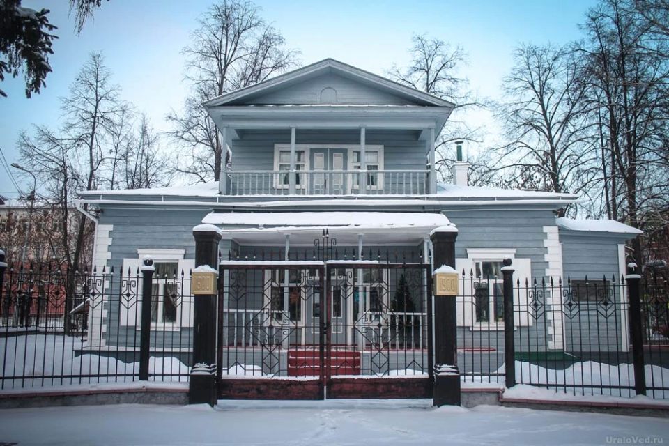 проекту архитекторов А.Д. Захарова и А.А. Гопиус. Позже были пристроены канцелярия и галерея проекту архитекторов А.Д. Захарова и А.А. Гопиус. Позже были пристроены канцелярия и галерея