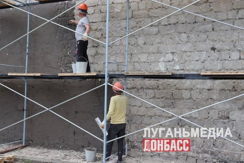 Благодаря Красноярскому краю в Свердловской средней школе №3 продолжается капитальный ремонт спортивного зала Благодаря Красноярскому краю в Свердловской средней школе №3 продолжается капитальный ремонт спортивного зала
