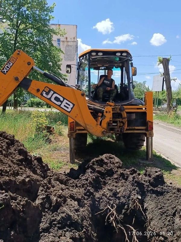 В Красном Луче продолжаются работы по благоустройству и обслуживанию сетей В Красном Луче продолжаются работы по благоустройству и обслуживанию сетей