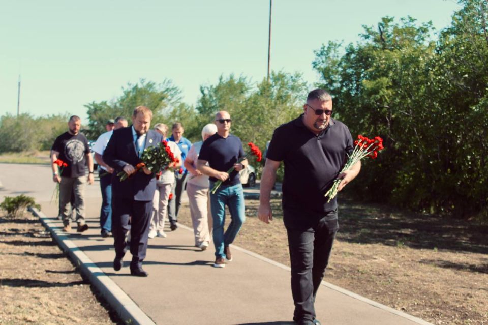 Молодогвардейцы ЛНР почтили память погибших журналистов ВГТРК Антона Волошина и Игоря Корнелюка Молодогвардейцы ЛНР почтили память погибших журналистов ВГТРК Антона Волошина и Игоря Корнелюка