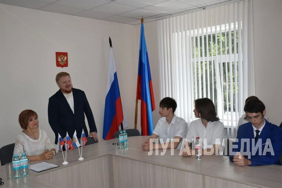 В Луганске наградили молодых ученых Республиканской малой академии наук В Луганске наградили молодых ученых Республиканской малой академии наук